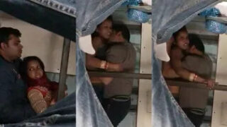 Fsiblog latest Xxx sex hindi New desi sex married desi couple fucking in train